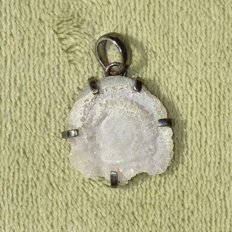 Chalcedonrosetten-Anhänger Nr. 1