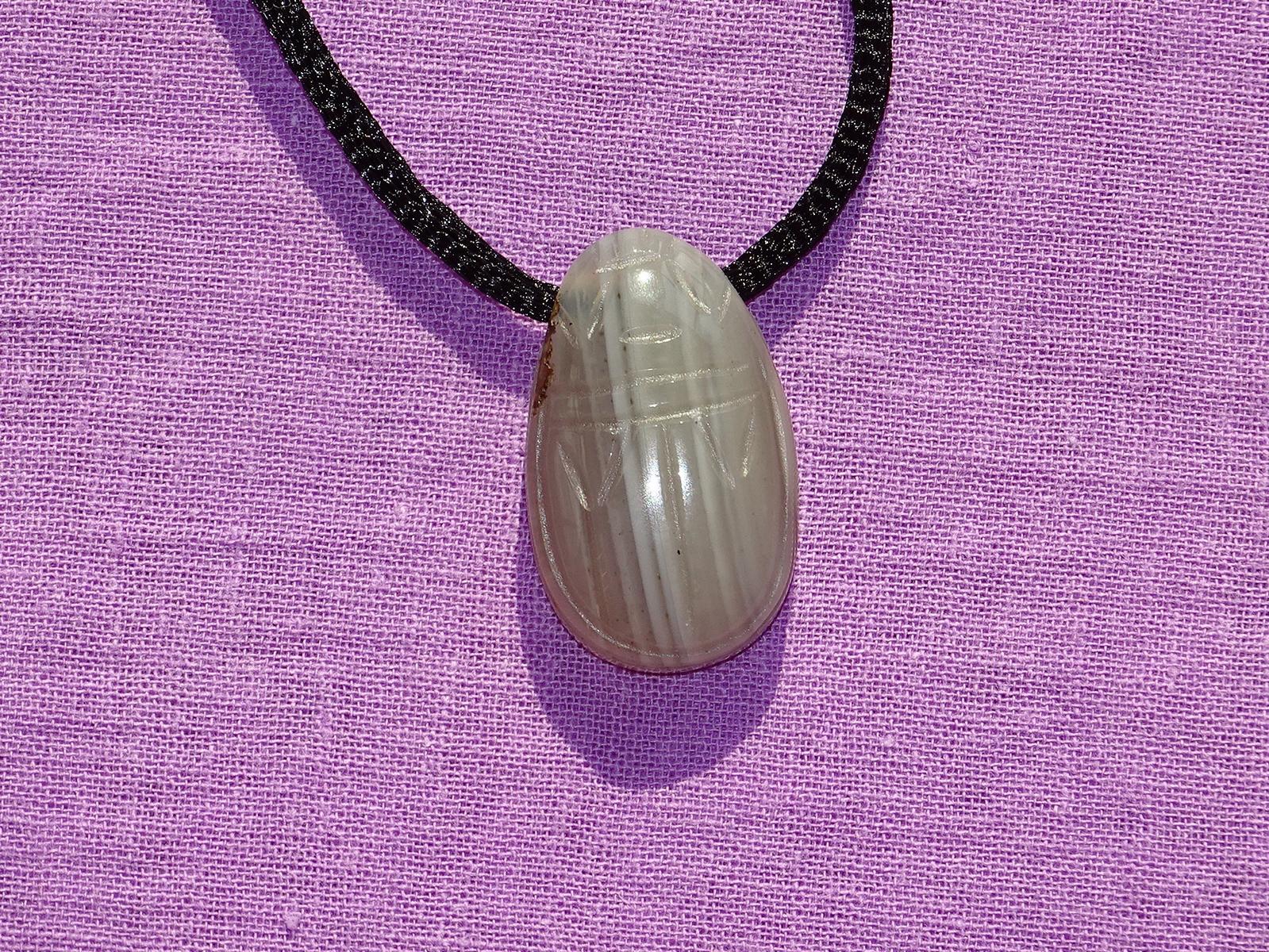 Scarabäus gebohrt mit Band – Achat