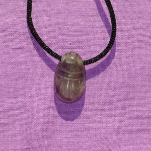 Scarabäus gebohrt mit Band – Amethyst