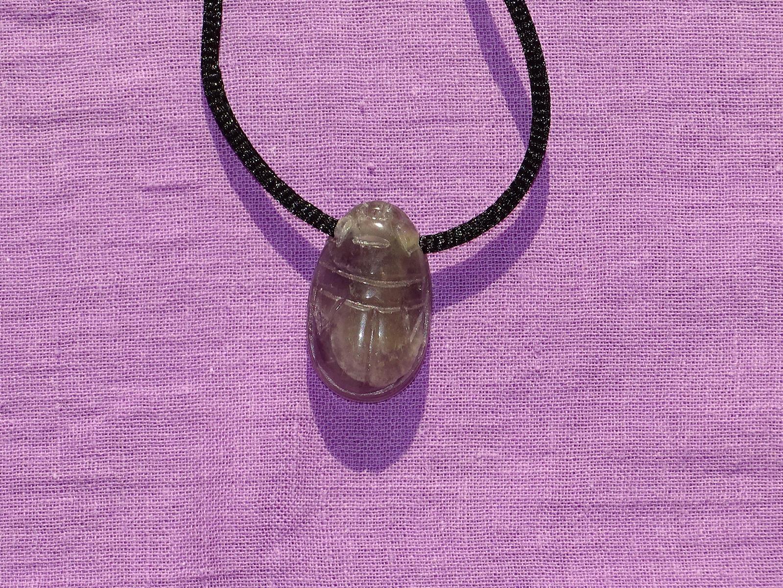 Scarabäus gebohrt mit Band – Amethyst
