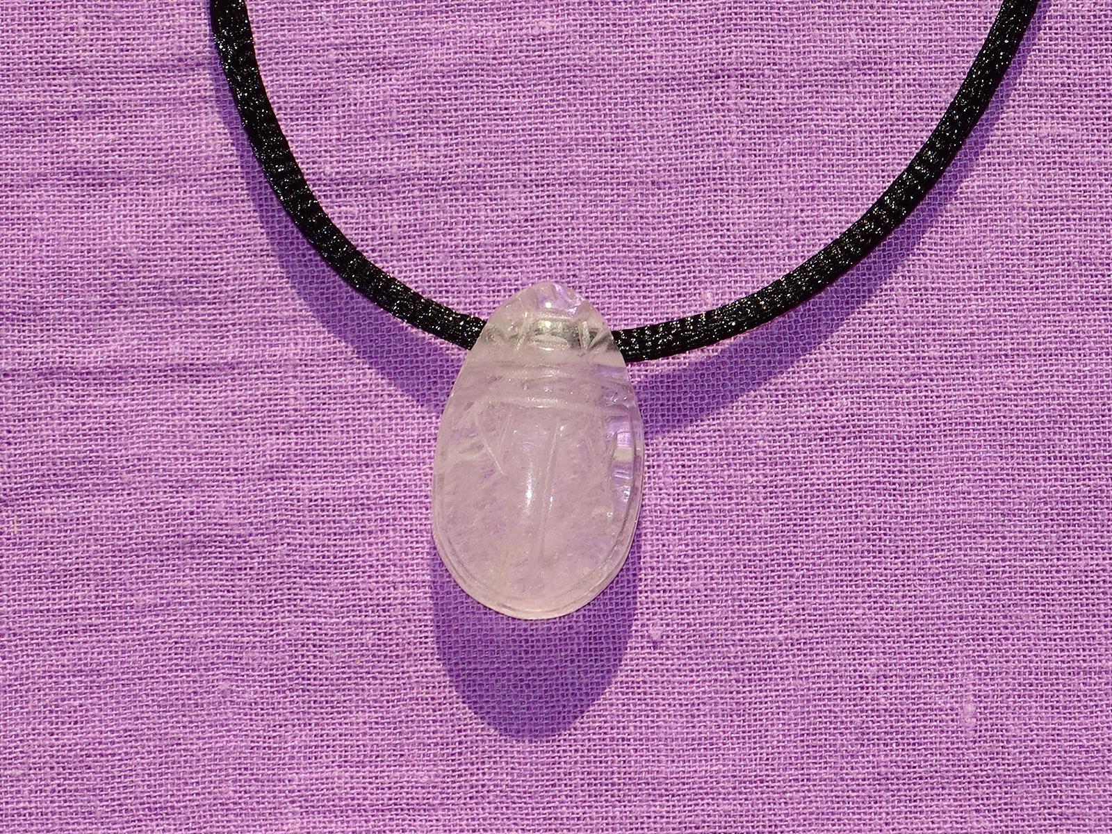 Scarabäus gebohrt mit Band – Bergkristall