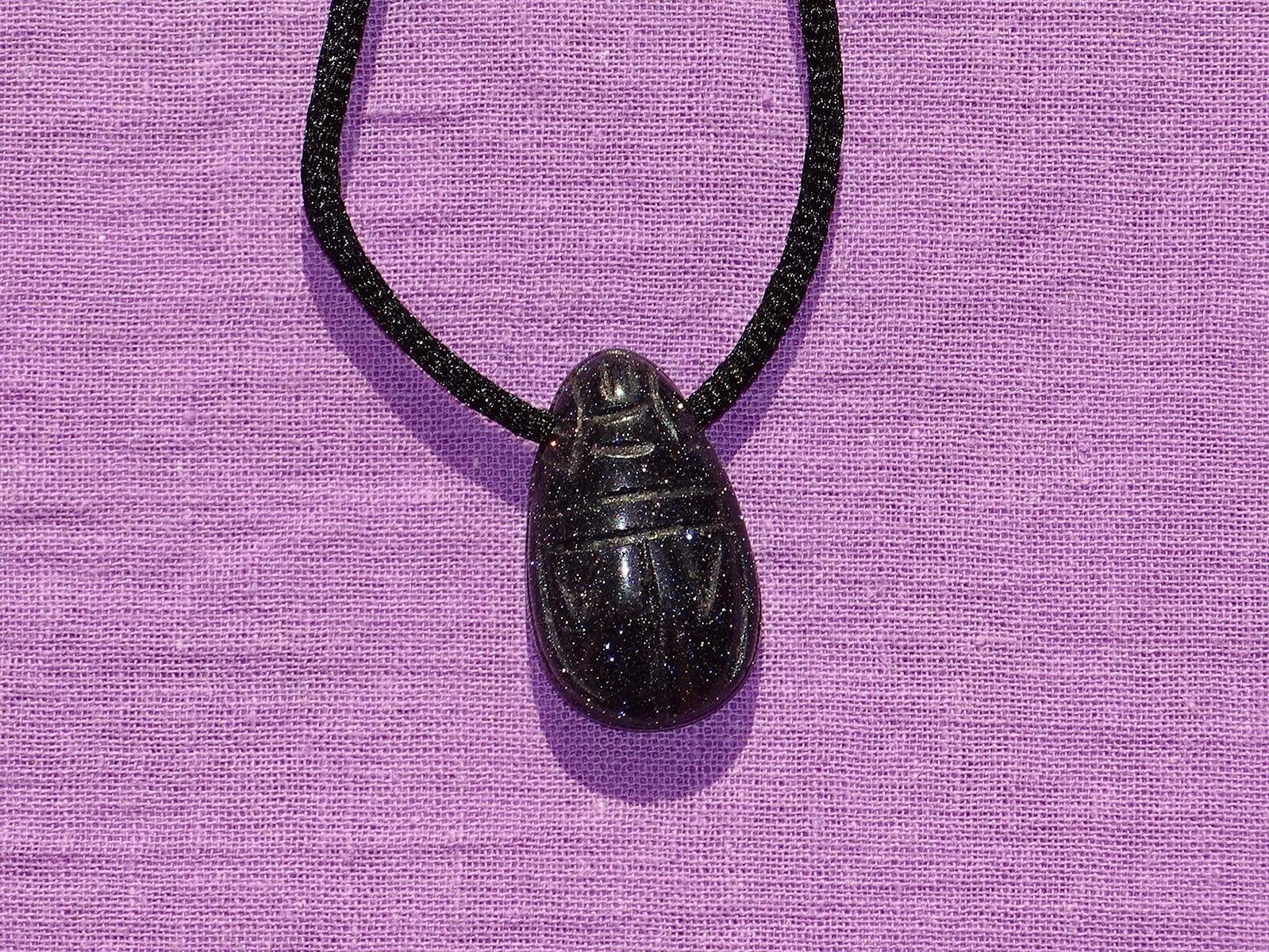 Scarabäus gebohrt mit Band – Blaufluss