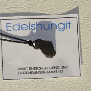 Edelschungit gebohrt mit Stoffband