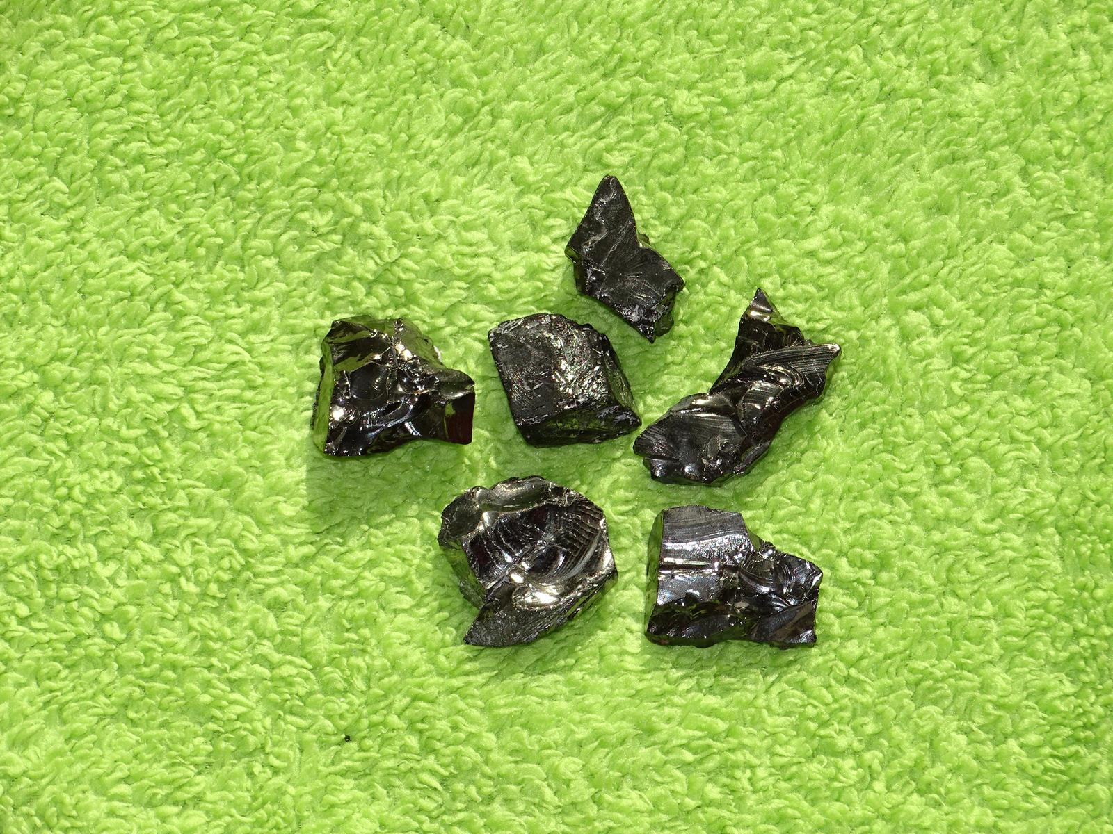 Edelschungit-Rohstein