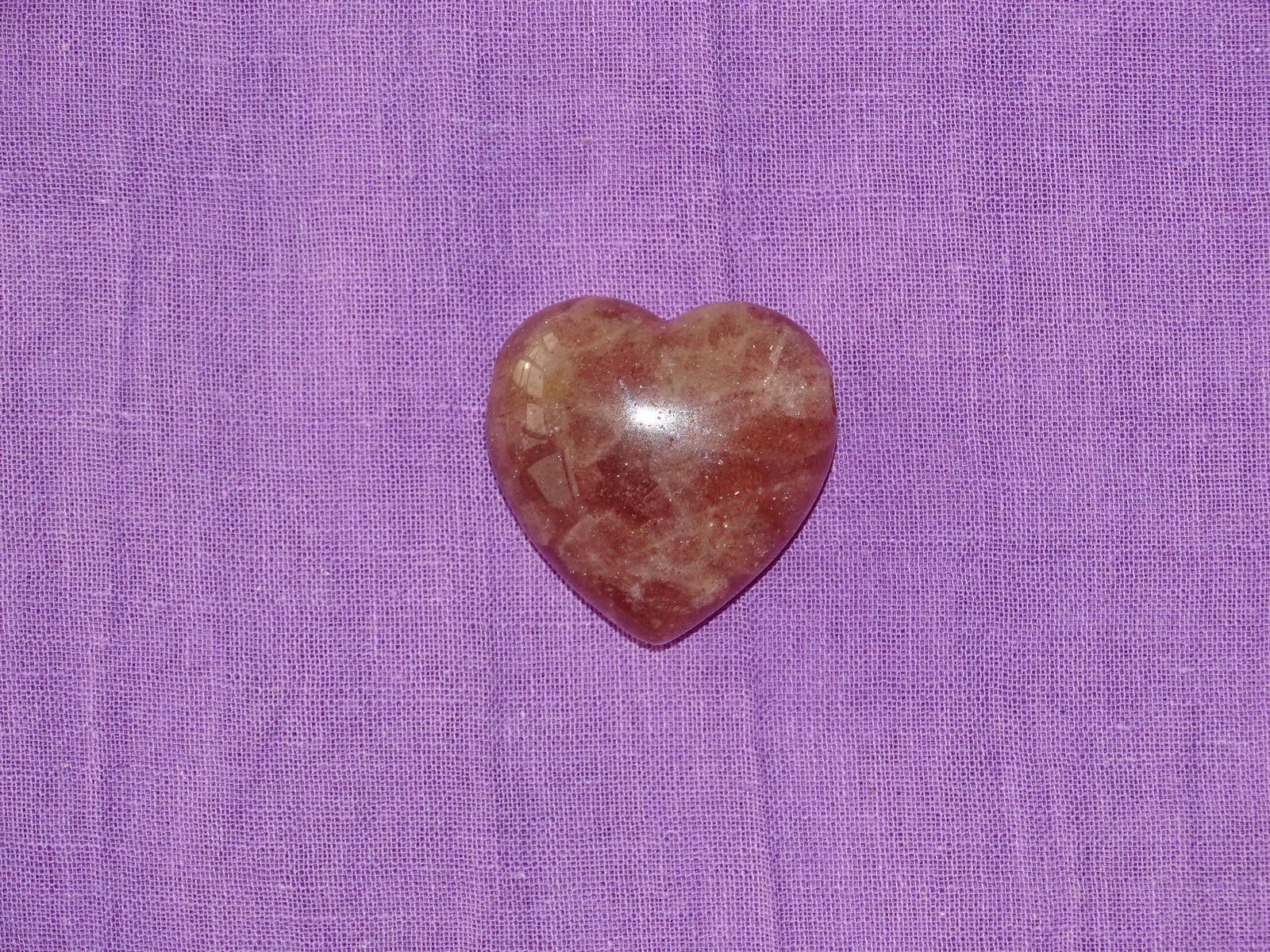 Erdbeerquarz-Herz (gebohrt)