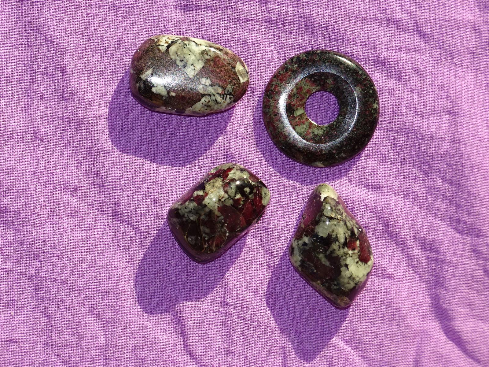 Eudialyt - Wähle aus dem aktuellen Sortiment!