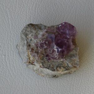 Fluorit Rohstein (lila)