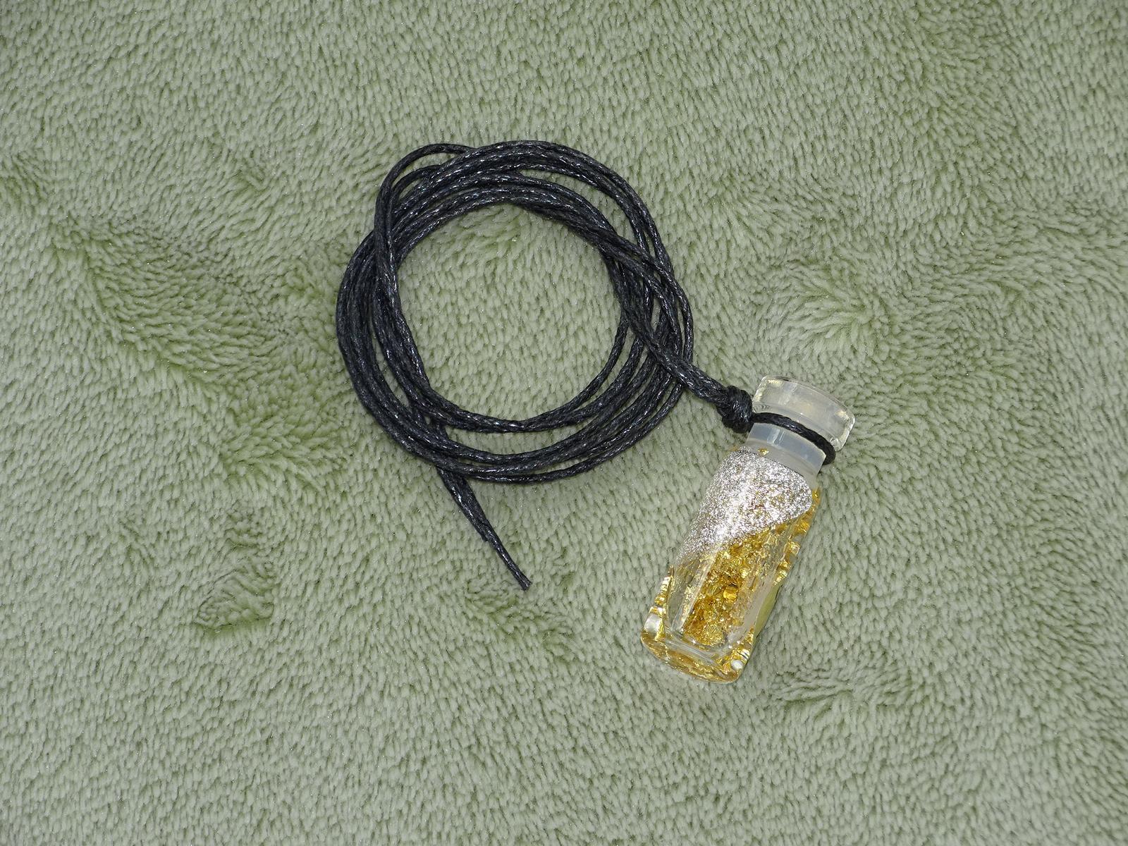 Gold-Fläschchen mit Band