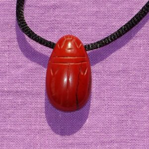 Scarabäus gebohrt mit Band – Jaspis rot