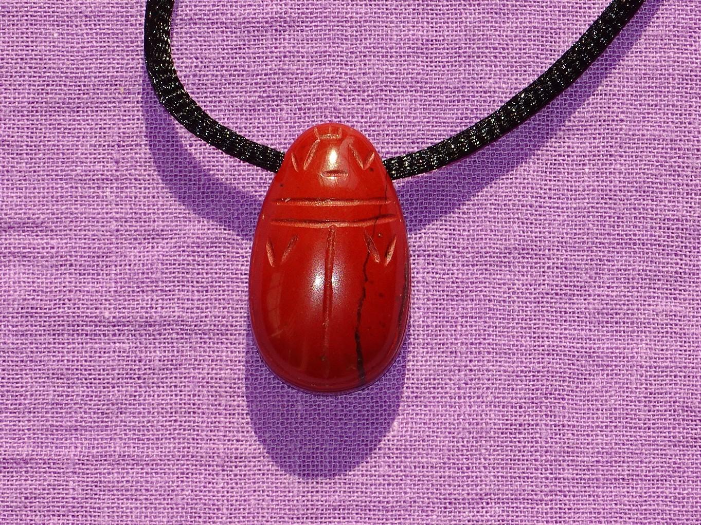 Scarabäus gebohrt mit Band – Jaspis rot