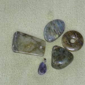 Labradorit - Wähle aus dem aktuellen Sortiment!