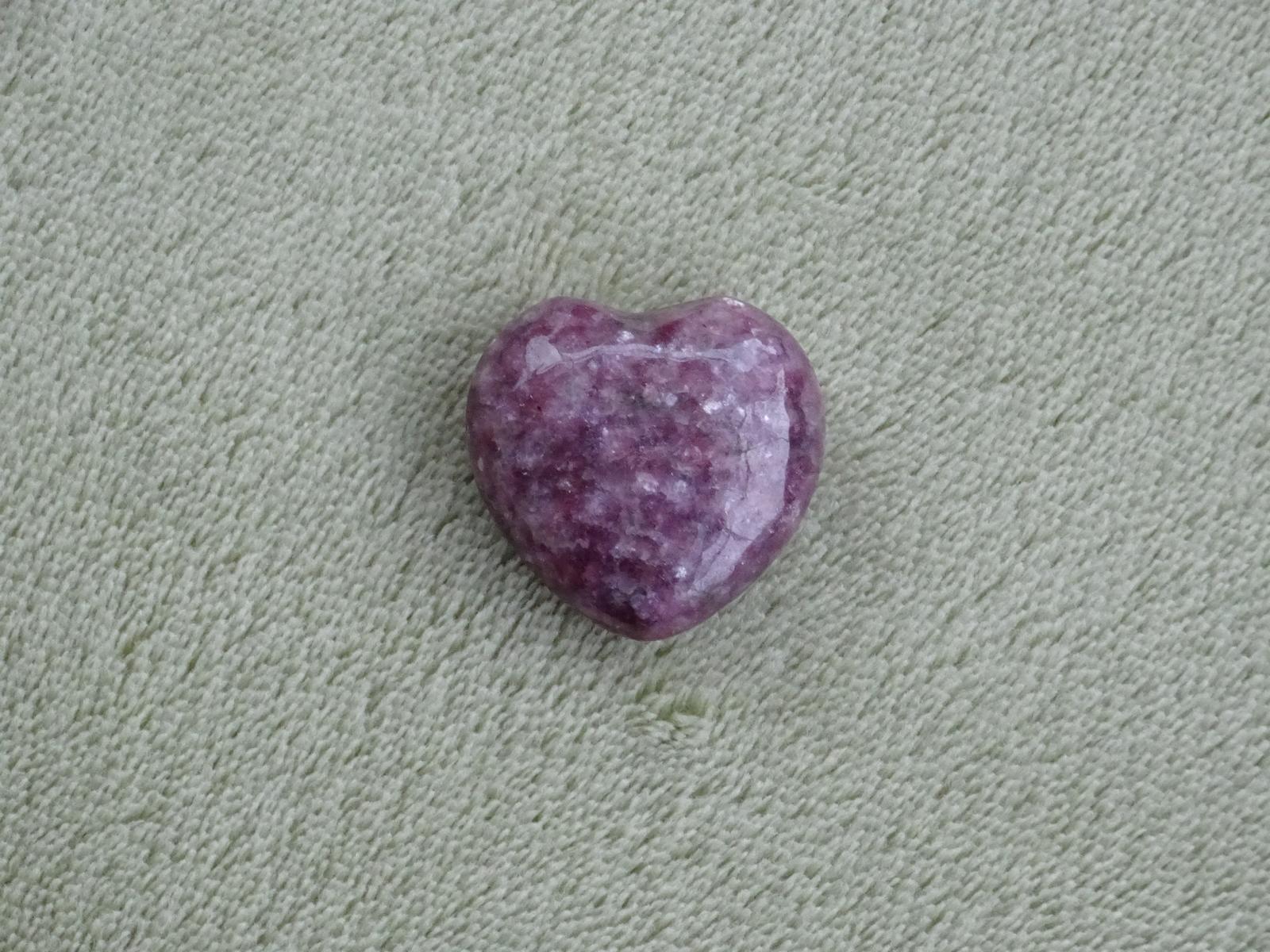 Lepidolith-Herz (ungebohrt) – Bild 2