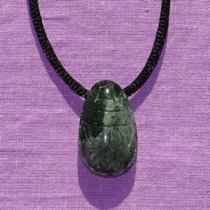 Scarabäus gebohrt mit Band – Moosachat