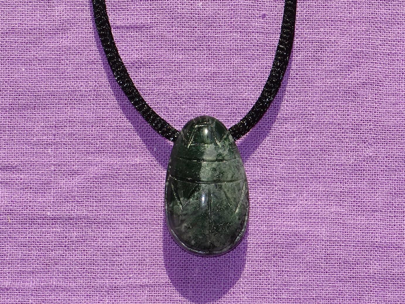 Scarabäus gebohrt mit Band – Moosachat