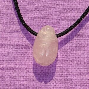 Scarabäus gebohrt mit Band – Rosenquarz