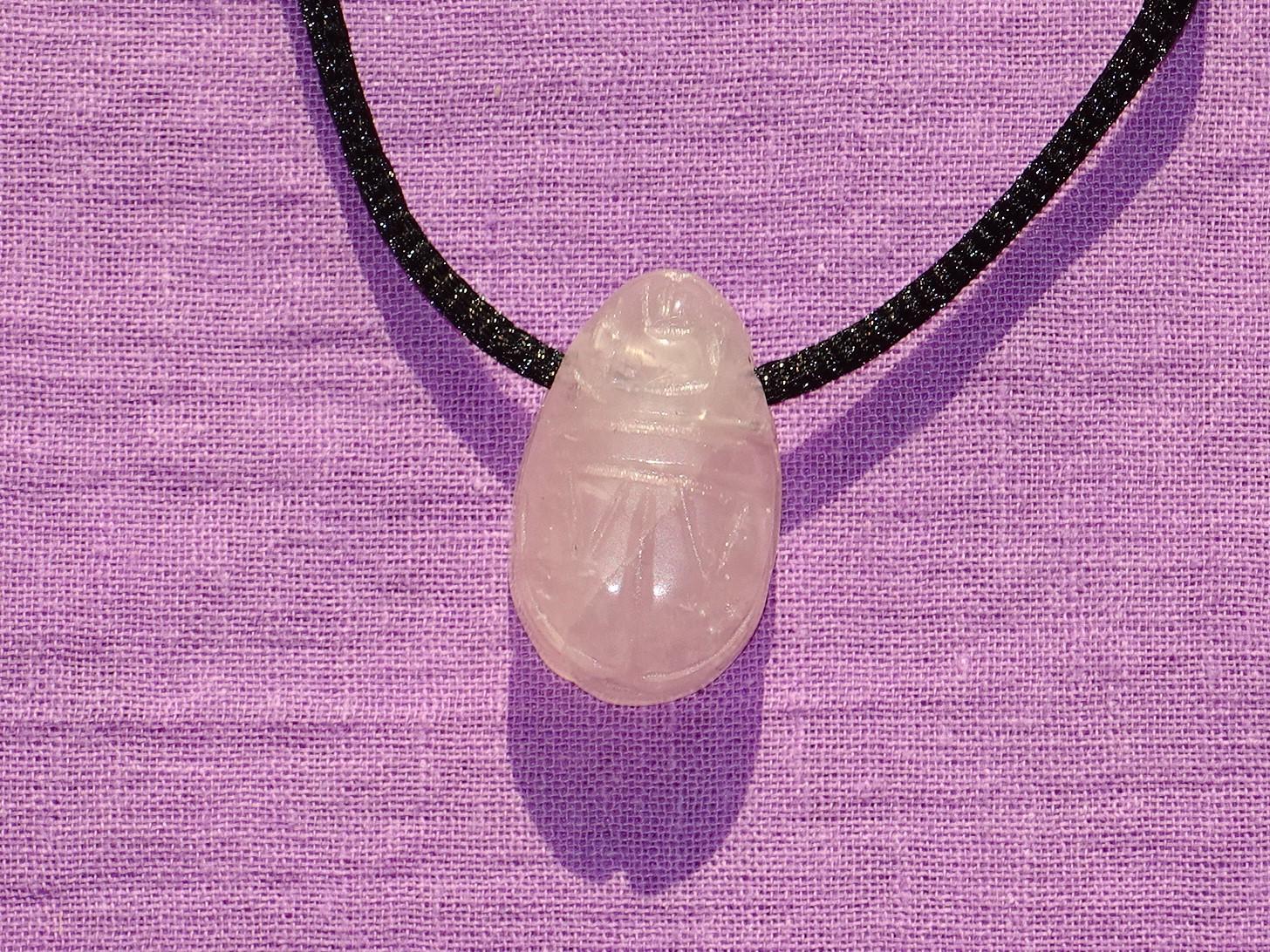 Scarabäus gebohrt mit Band – Rosenquarz