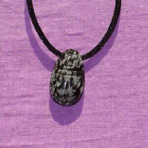 Scarabäus gebohrt mit Band – Schneeflockenobsidian