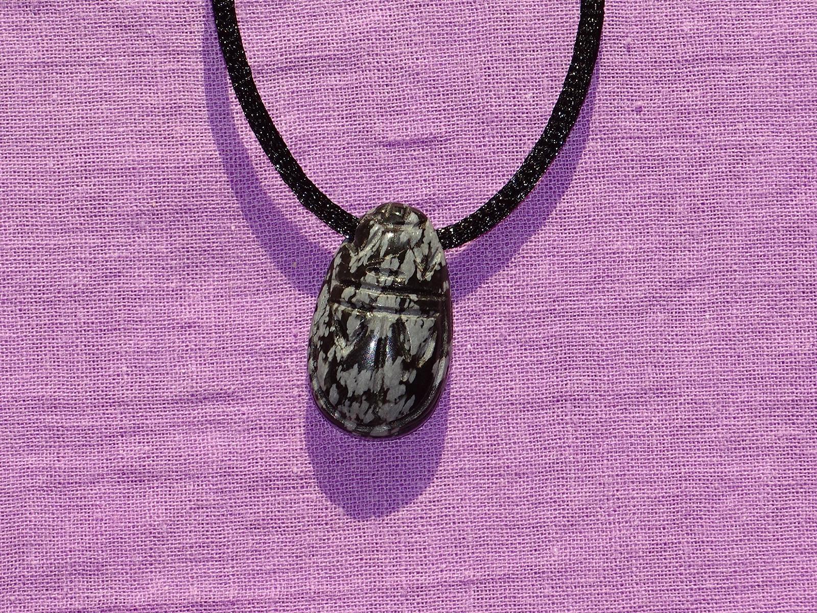 Scarabäus gebohrt mit Band – Schneeflockenobsidian