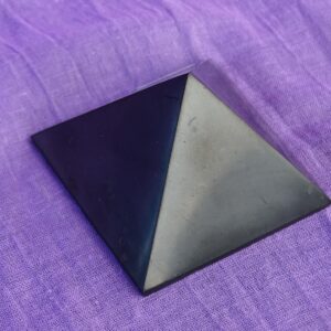 Schungit-Pyramide 4 cm Seitenlänge