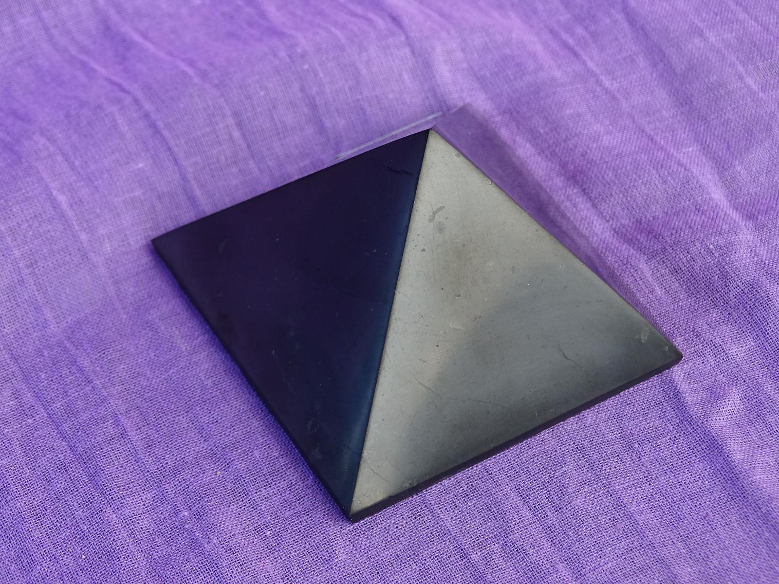 Schungit-Pyramide 4 cm Seitenlänge