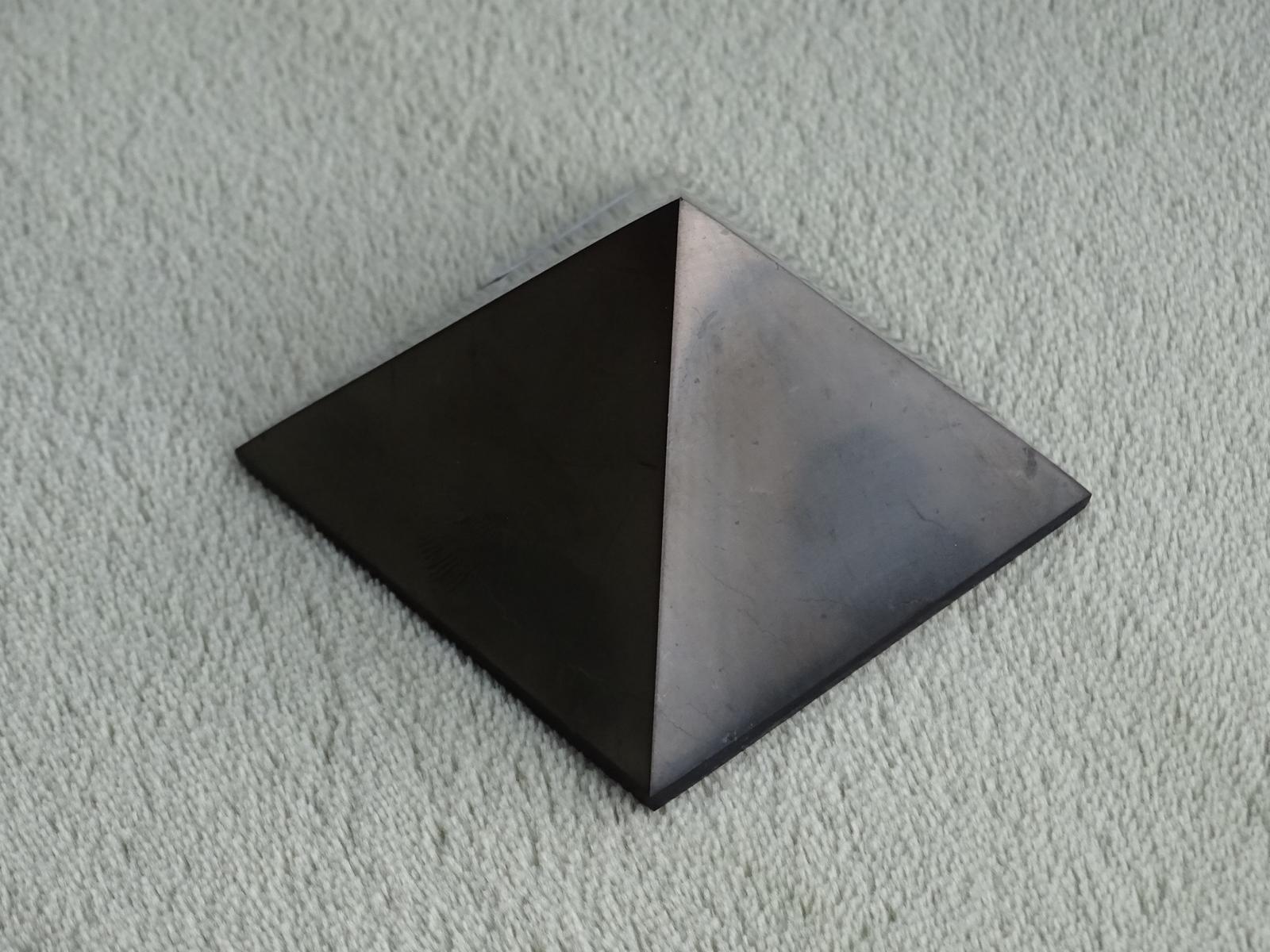 Schungit-Pyramide 4 cm Seitenlänge – Bild 2