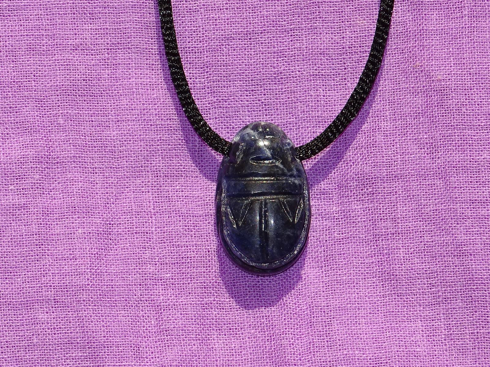 Scarabäus gebohrt mit Band – Sodalith