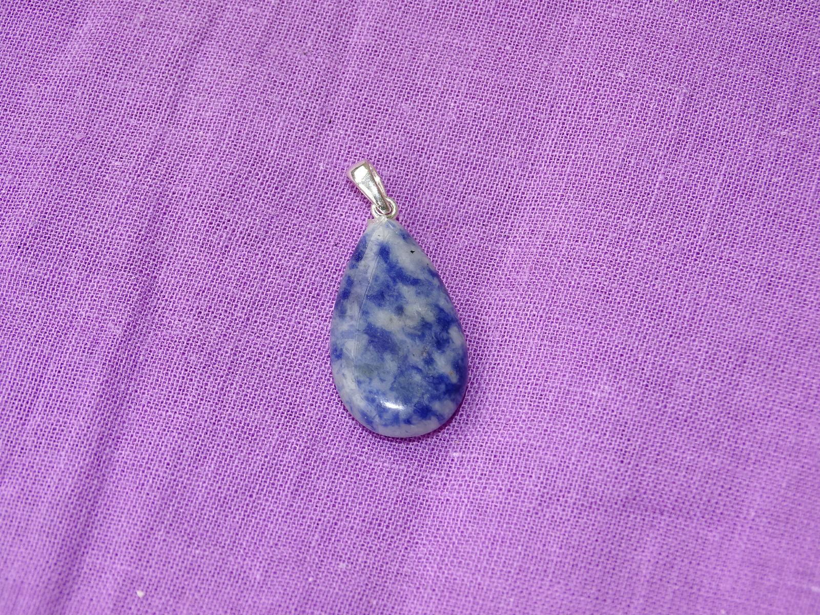 Sodalith-Anhänger in Tropfenform