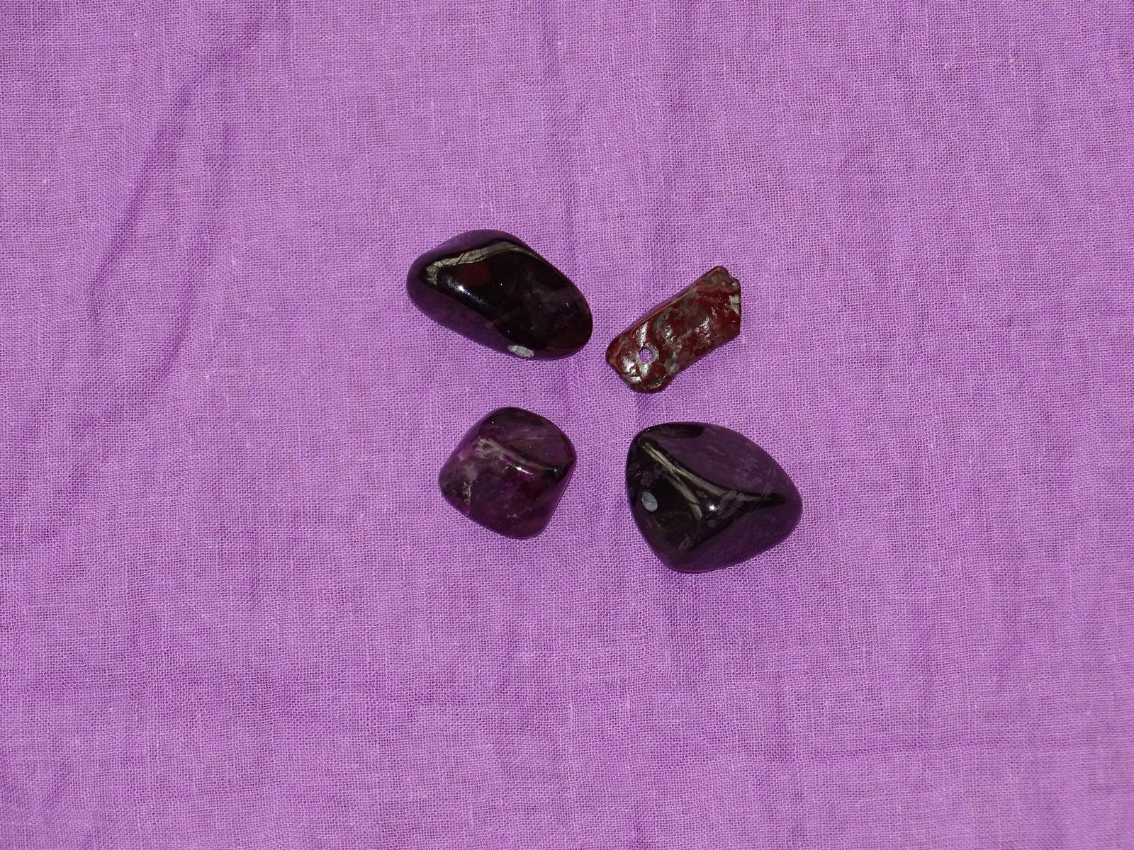 Sugilith - Wähle aus dem aktuellen Sortiment!