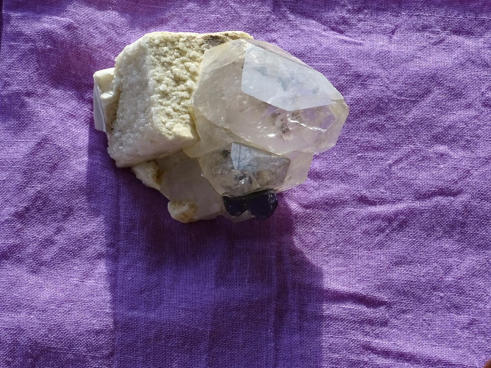 Turmalin (schwarz) in Bergkristall (Rohstein) – Bild 2