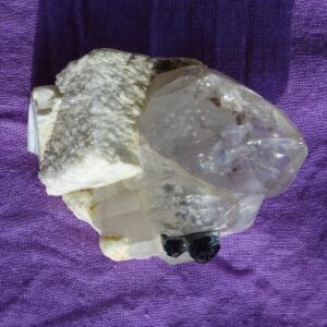 Turmalin (schwarz) in Bergkristall (Rohstein)