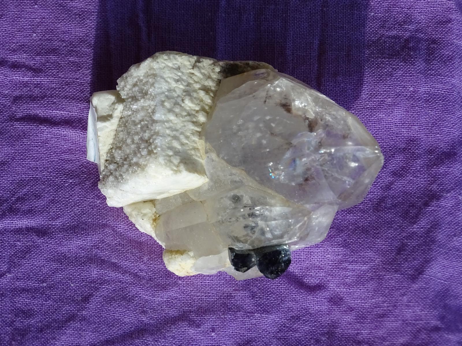 Turmalin (schwarz) in Bergkristall (Rohstein)