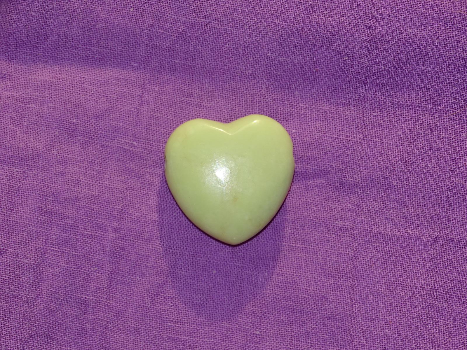 Zitronen-Chrysopras-Herz (gebohrt)