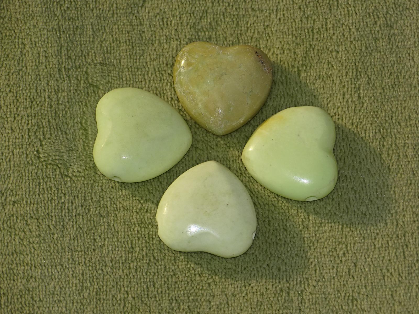 Zitronen-Chrysopras-Herz (gebohrt) – Bild 2