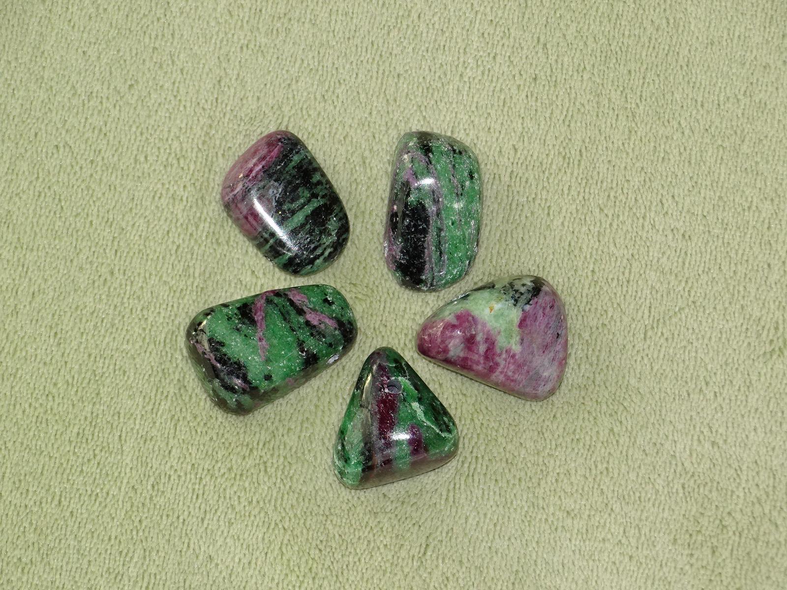 Zoisit-Rubin - Wähle aus dem aktuellen Sortiment!