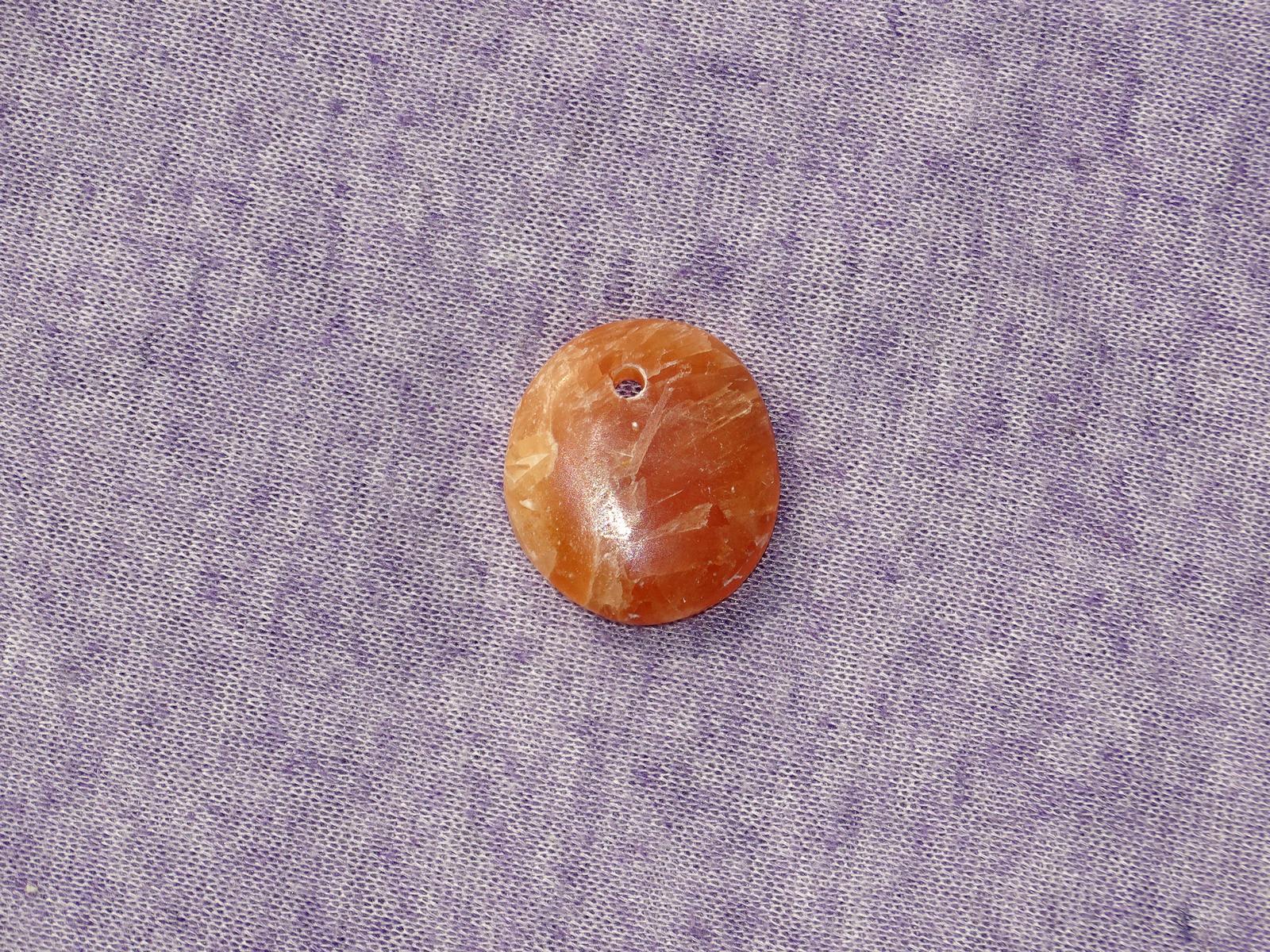 Alabaster (Gips) Flachstein gebohrt Nr. 2