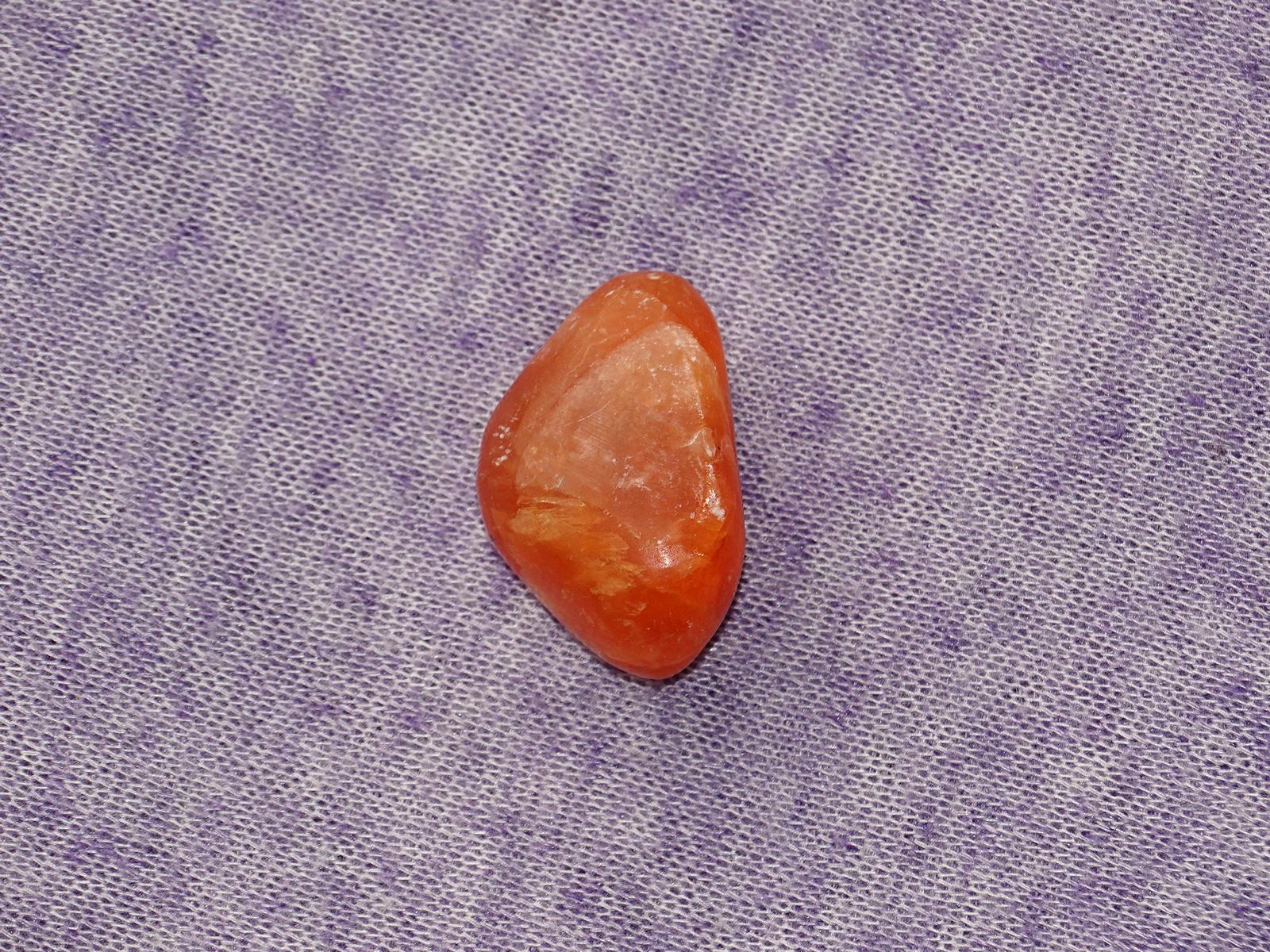 Alabaster (Gips) Trommelstein gebohrt Nr. 1