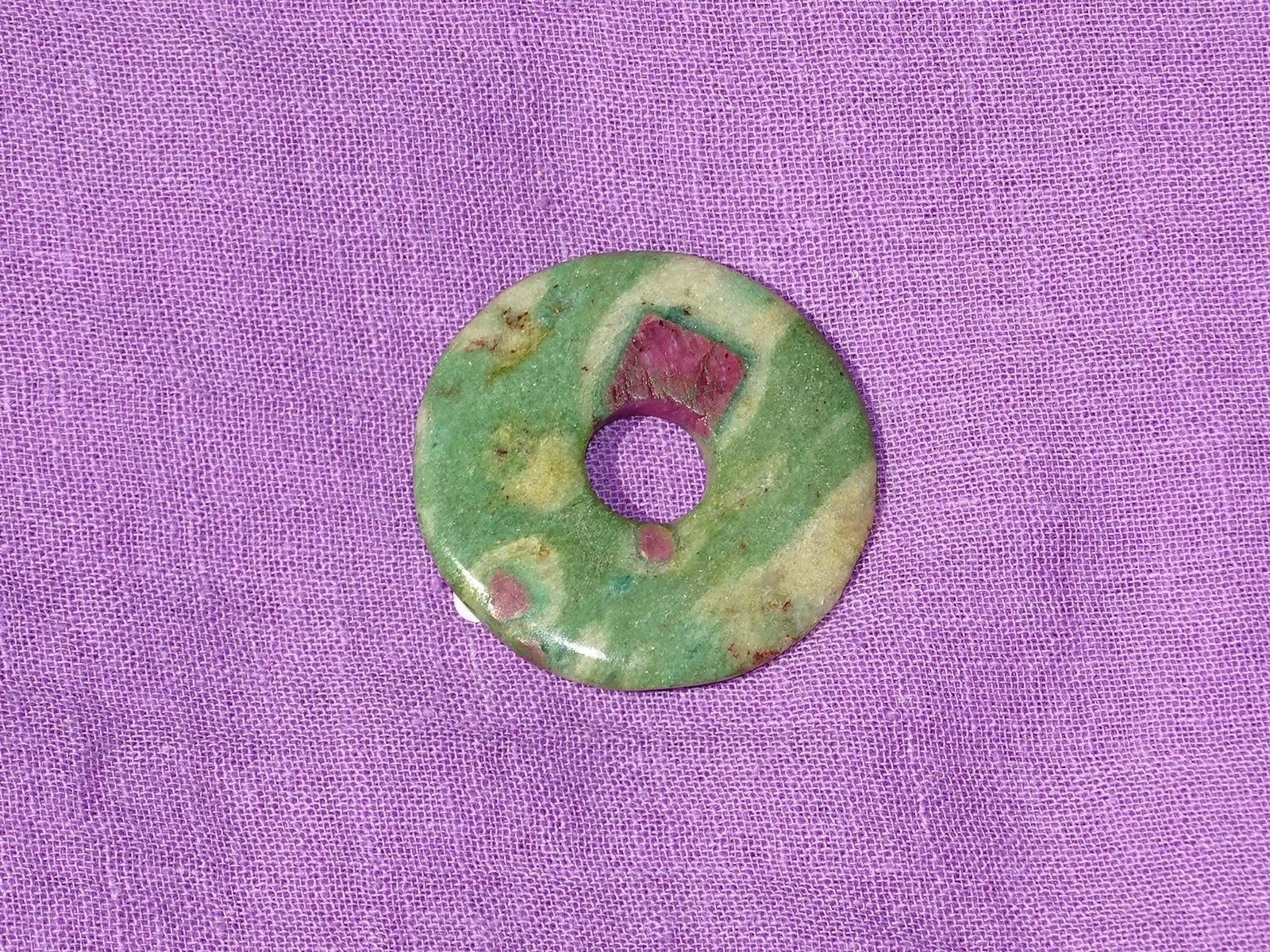 Fuchsit-Rubin-Donut Nr. 6