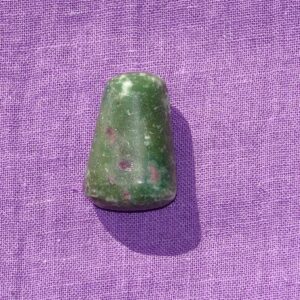 Fuchsit-Rubin gebohrt Nr. 2