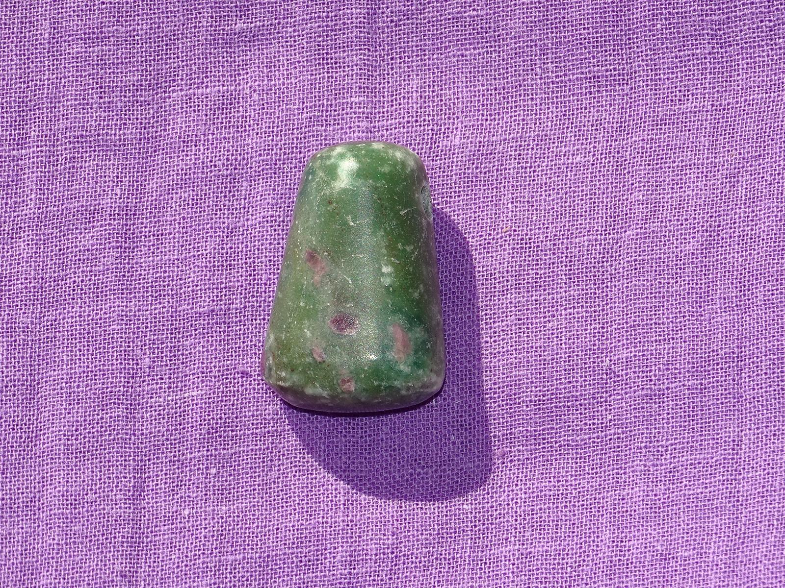 Fuchsit-Rubin gebohrt Nr. 2