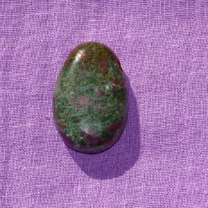 Fuchsit-Rubin gebohrt Nr. 3