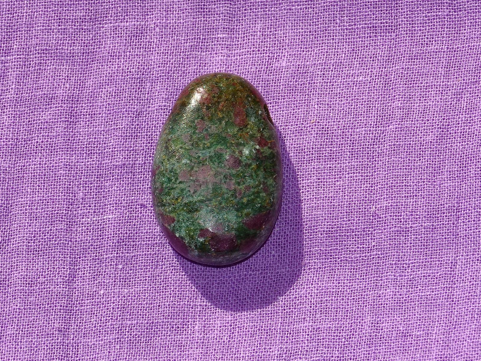 Fuchsit-Rubin gebohrt Nr. 3