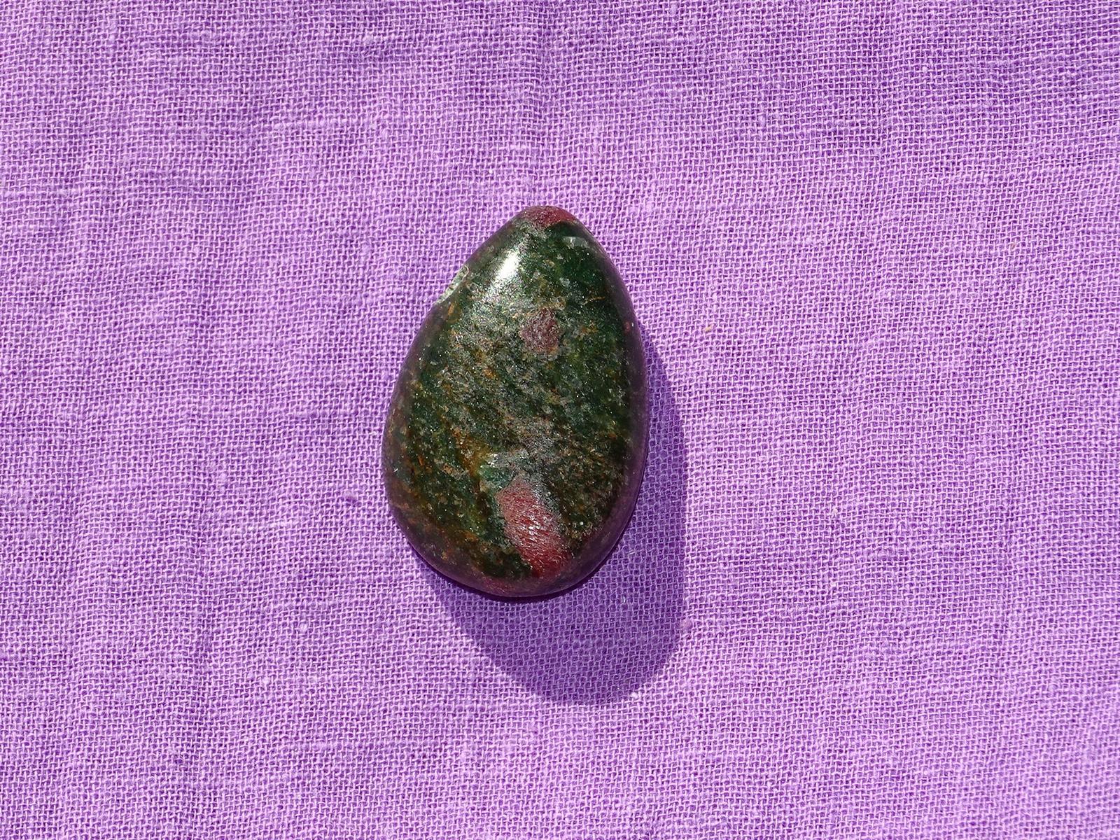 Fuchsit-Rubin gebohrt Nr. 4