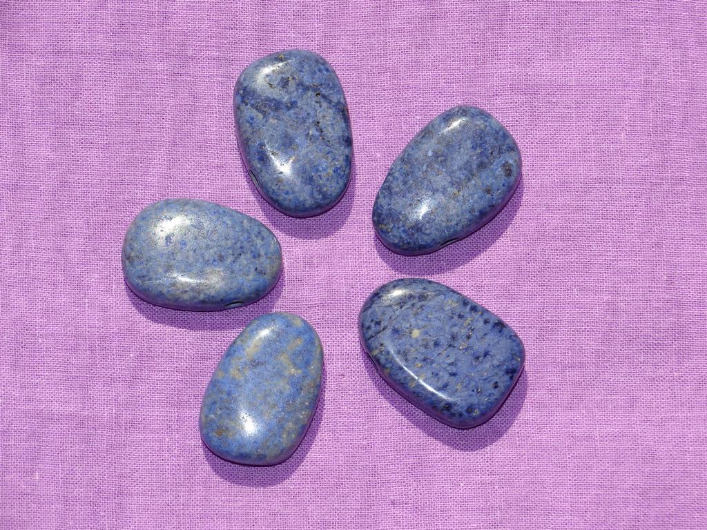 Dumortierit-Tropfen gebohrt