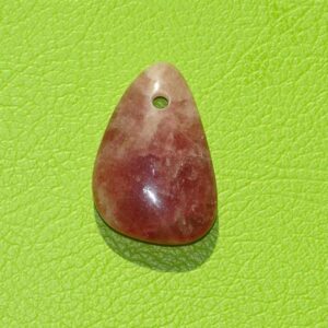 Erdbeerquarz gebohrt Nr. 2