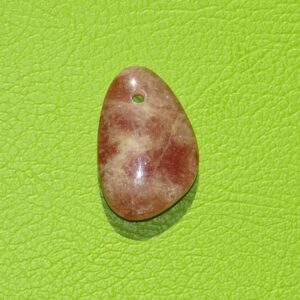 Erdbeerquarz gebohrt Nr. 3