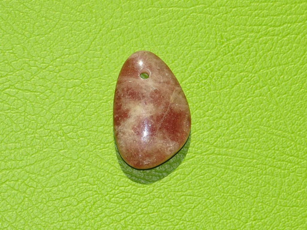 Erdbeerquarz gebohrt Nr. 3