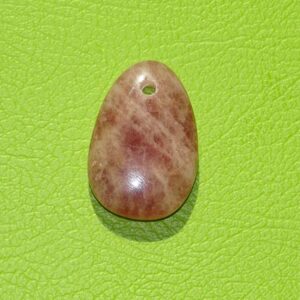 Erdbeerquarz gebohrt Nr. 6