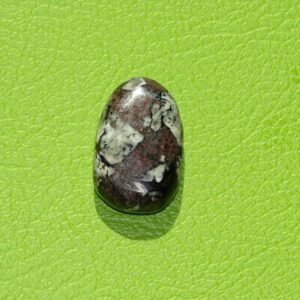 Eudialyt-Tropfen gebohrt