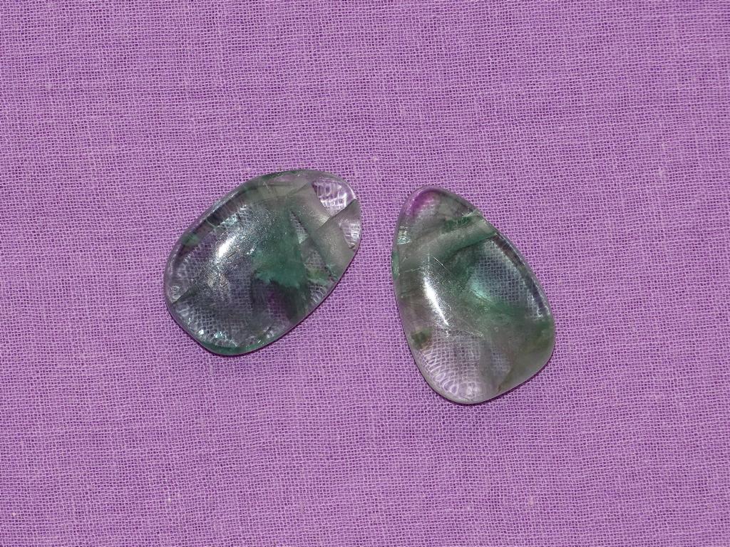 Fluorit-Tropfen grün (gebohrt)