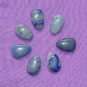 Blauquarz-Tropfen gebohrt